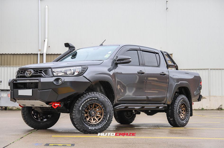 TOYOTA HILUX N80 RUGGED X COVERT BRONZE BLACK LIP